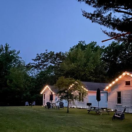 Drop Anchor Cottages And Lake House Geneva-on-the-Lake Bagian luar foto