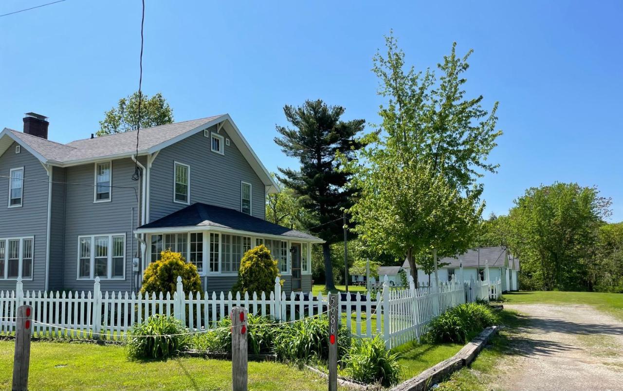 Drop Anchor Cottages And Lake House Geneva-on-the-Lake Bagian luar foto