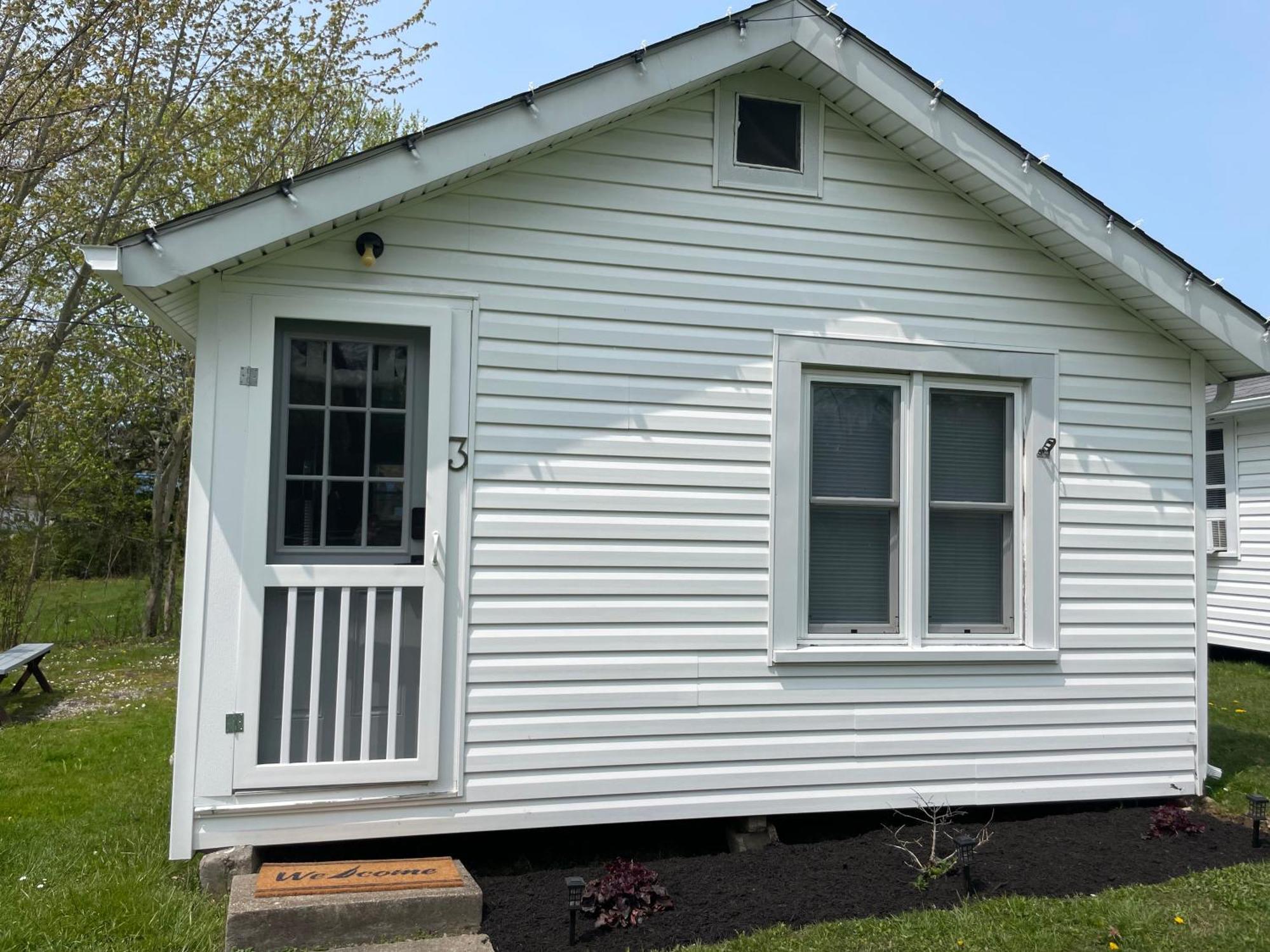 Drop Anchor Cottages And Lake House Geneva-on-the-Lake Bagian luar foto
