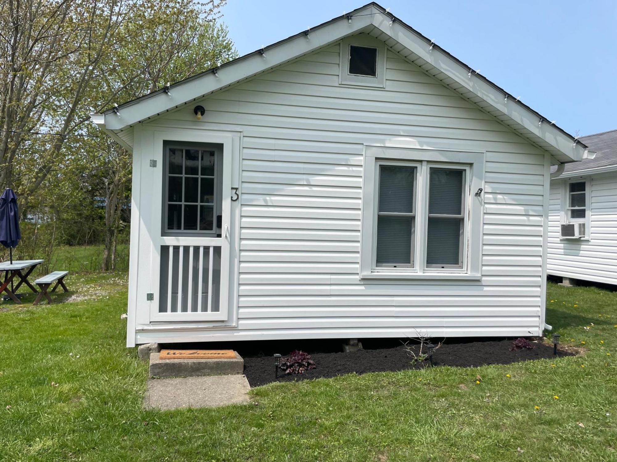 Drop Anchor Cottages And Lake House Geneva-on-the-Lake Bagian luar foto