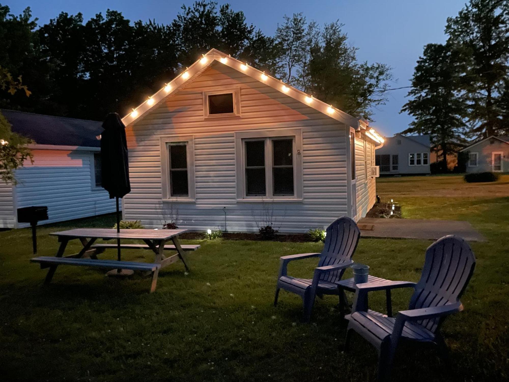 Drop Anchor Cottages And Lake House Geneva-on-the-Lake Bagian luar foto