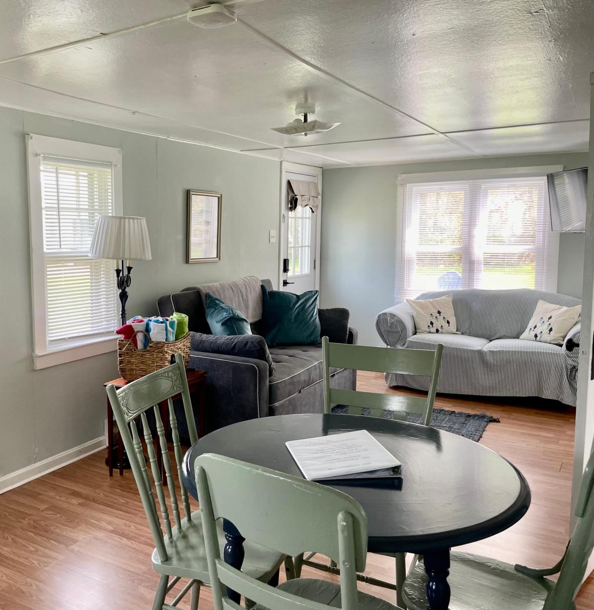 Drop Anchor Cottages And Lake House Geneva-on-the-Lake Bagian luar foto